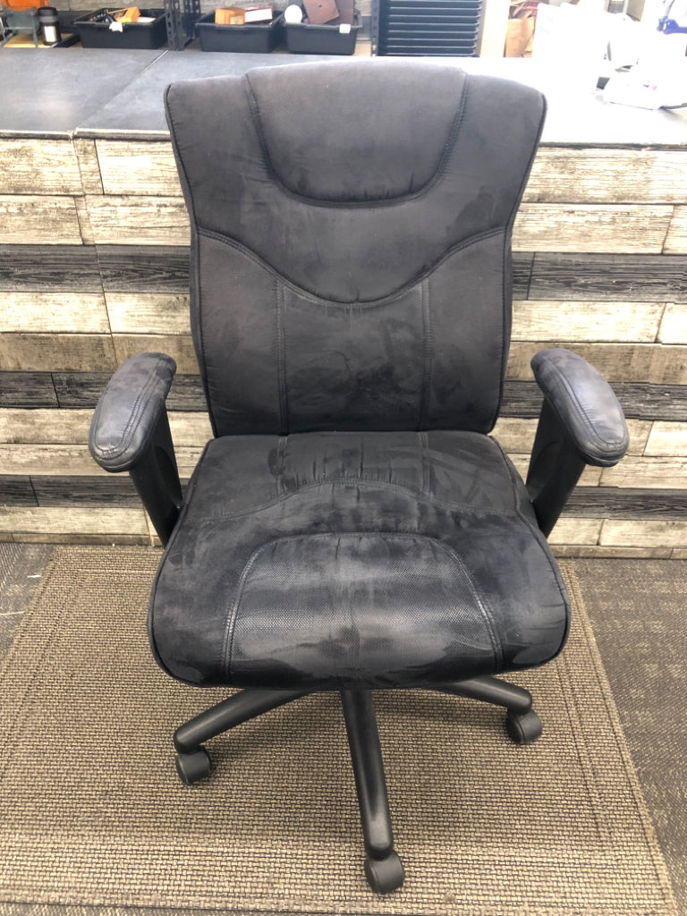 BLACK OFFICE CHAIR.