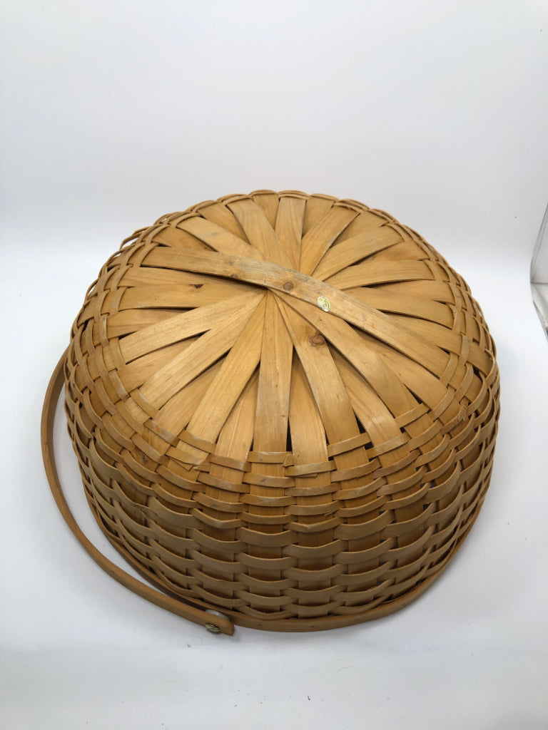 WOVEN WICKER BASKET BOWL W/HANDLE.