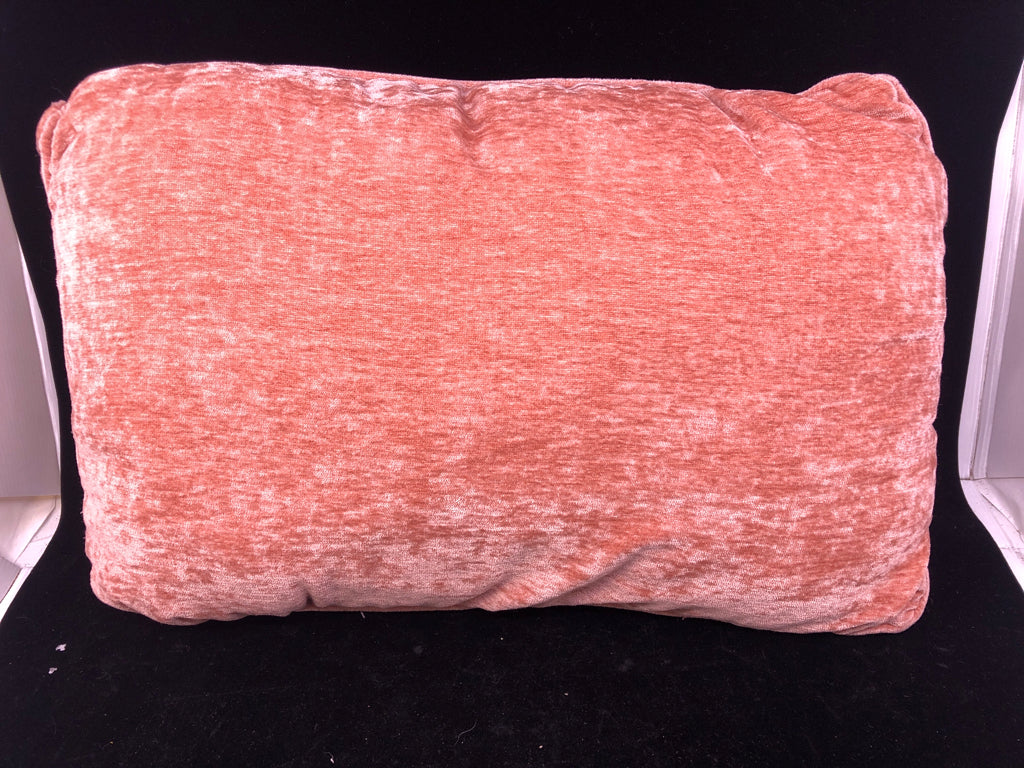 DUSTY ROSE RECTANGLE ACCENT PILLOW.