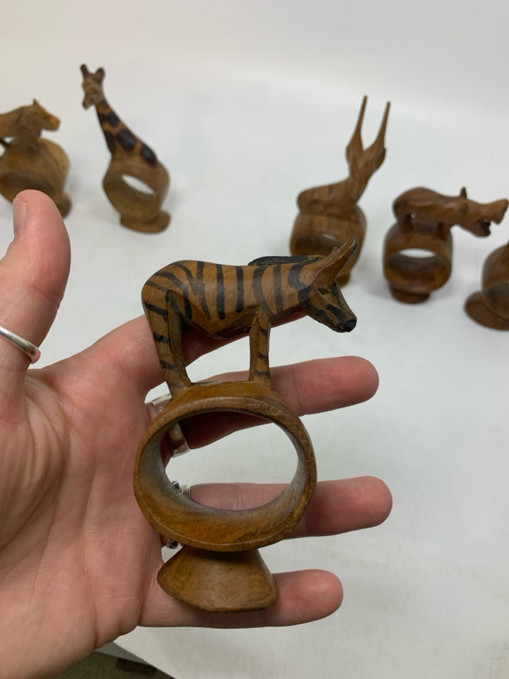 6 WOOD CARVED ASSORTED SAFARI ANIMALS IN BAG.