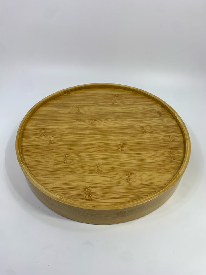 ROUND BAMBOO SERVING TRAY W/HANDLES.