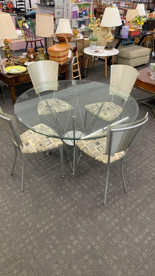 GLASS-TOP METAL TABLE WITH 4 CHAIRS.