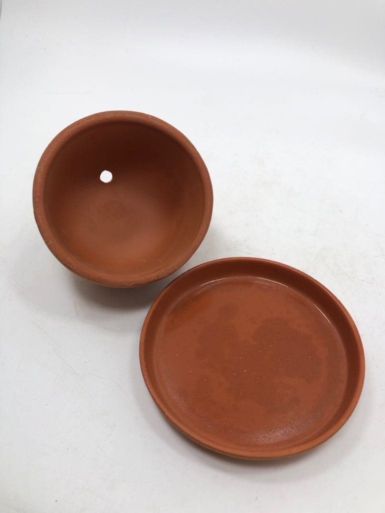 TERRACOTTA GARLIC ROASTER W/BULB HANDLE.