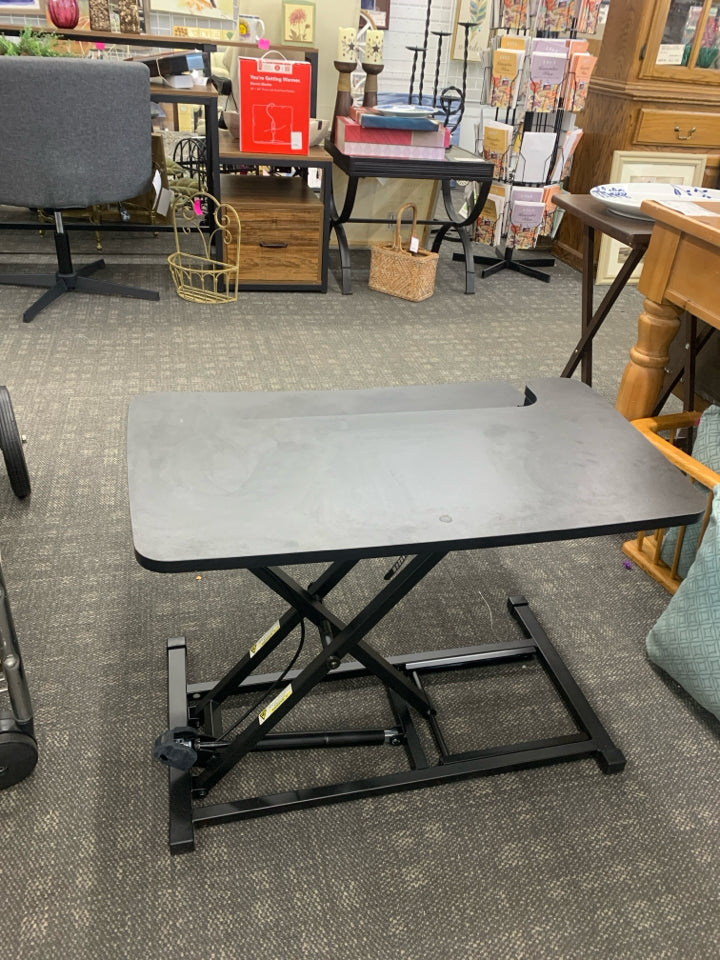ADJUSTABLE DESKTOP RISER.