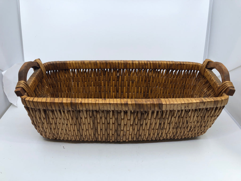 RECTANGLE BASKET W/WOOD HANDLES.