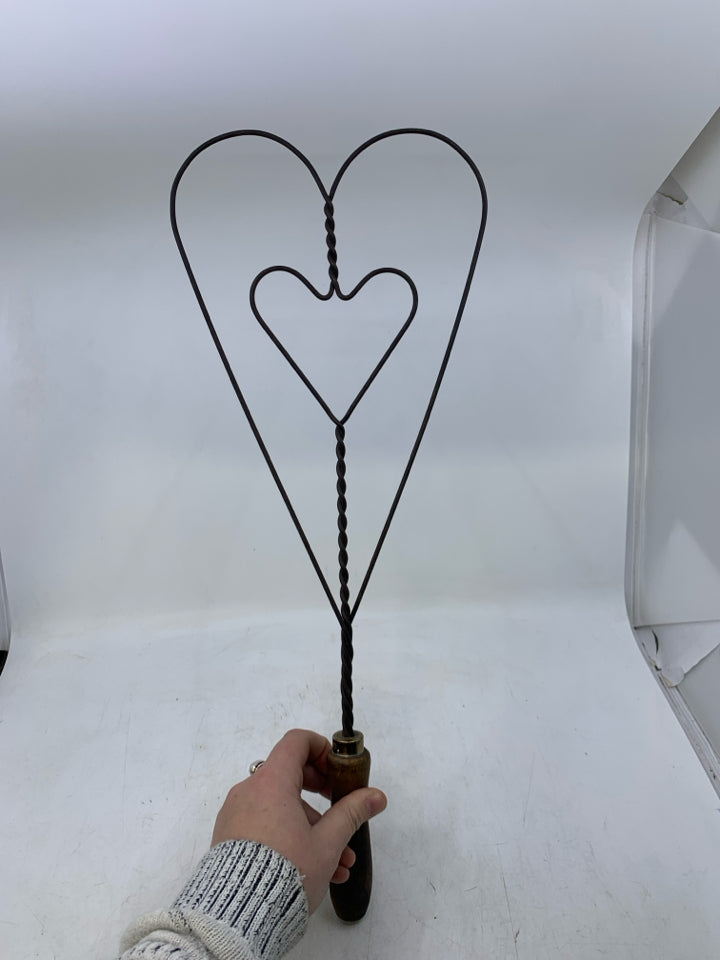 METAL HEART SHAPED W/ WOOD HANDLE DECORATIVE RUG BEATER.