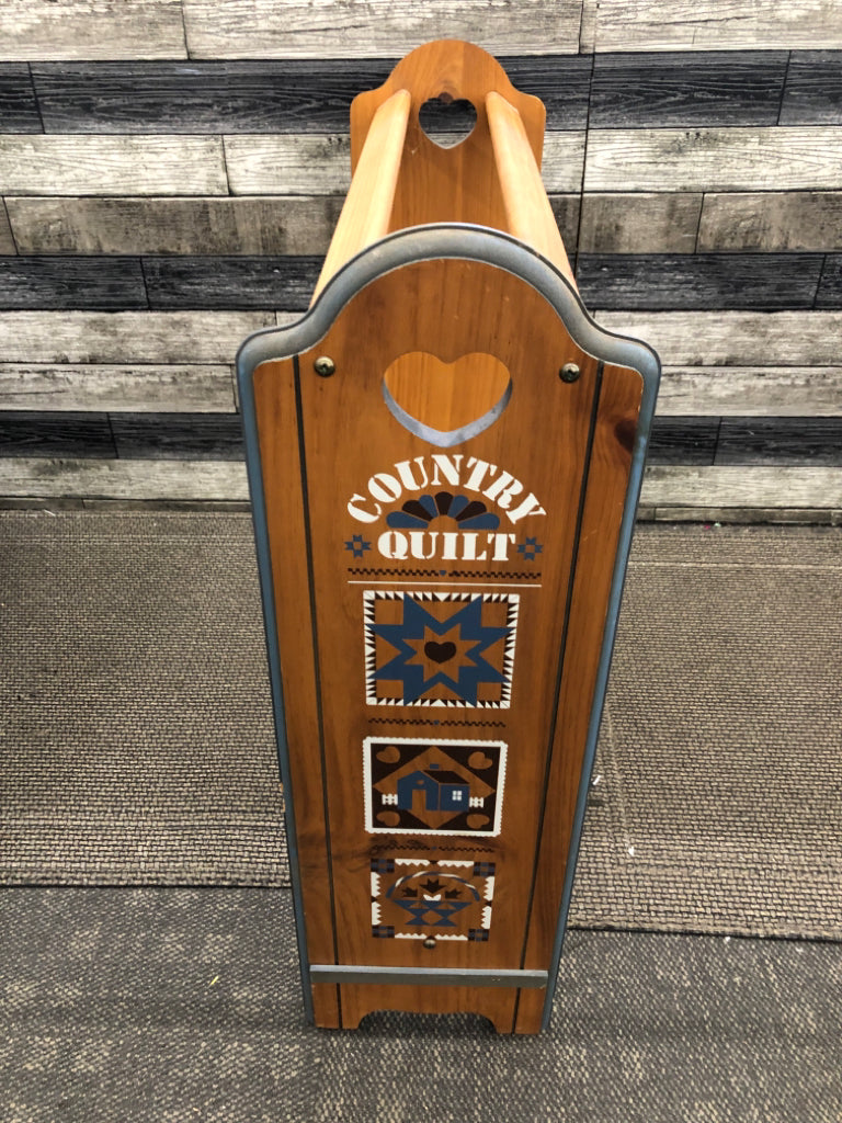 "COUNTRY QUILT" WOOD RACK.