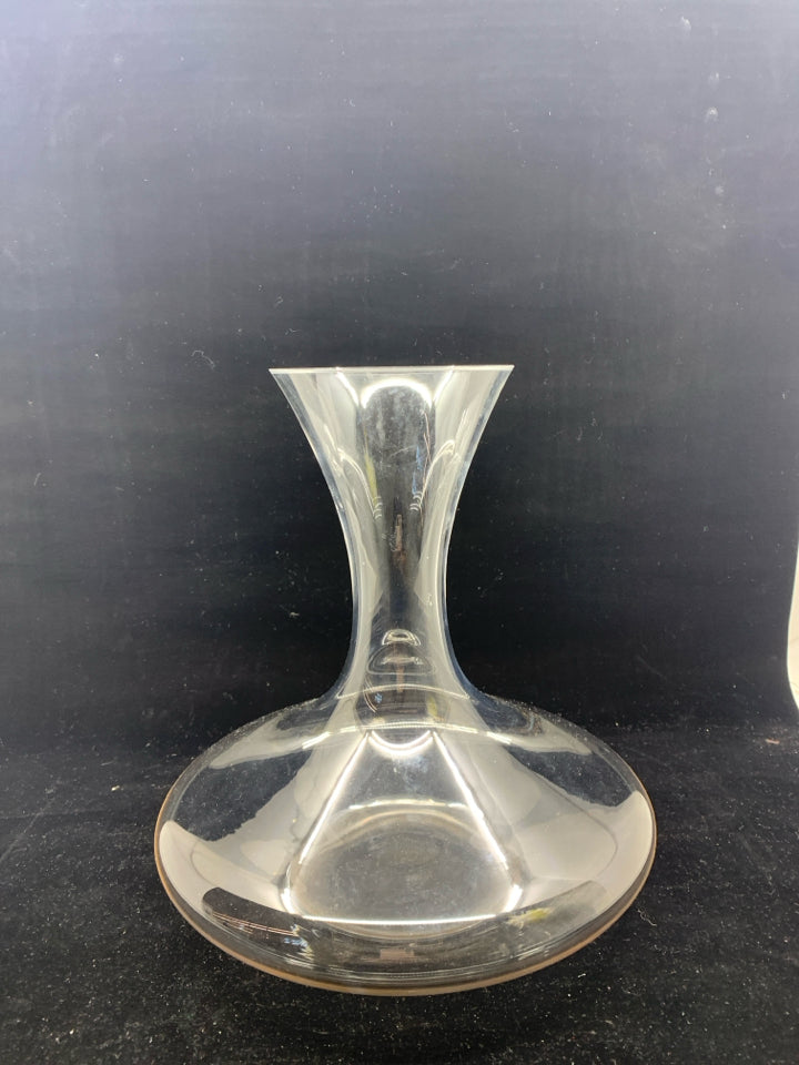 WIDE BASE NARROW TOP WINE DECANTER.