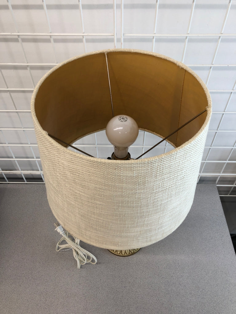 LAMP W/ PAINTED GOLD ETCHED BASE W/TAN FABRIC SHADE.