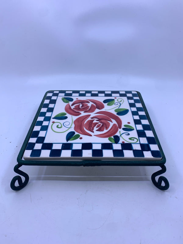 ROSE TILE TRIVET W/ CHECKERED BORDER ON GREEN METAL FOOTED STAND.