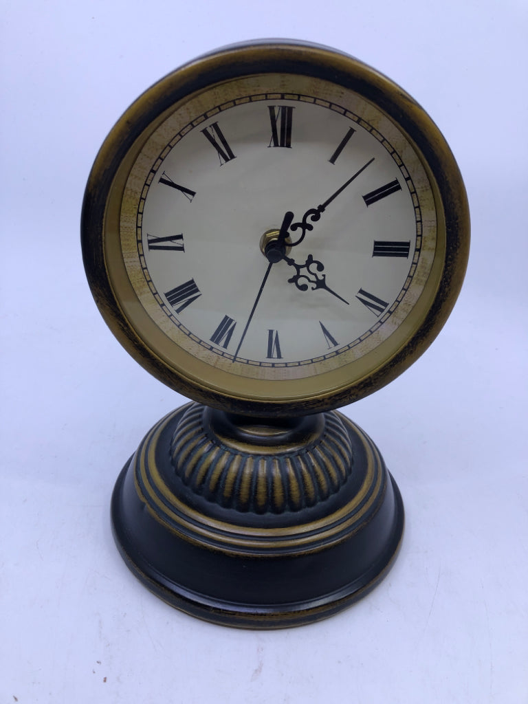 FOOTED METAL CIRCLE DESK CLOCK BLACK DISTRESSED.