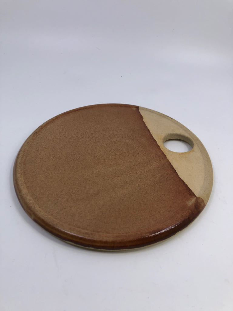 ROUND BROWN/TAN POTTERY TRIVET.