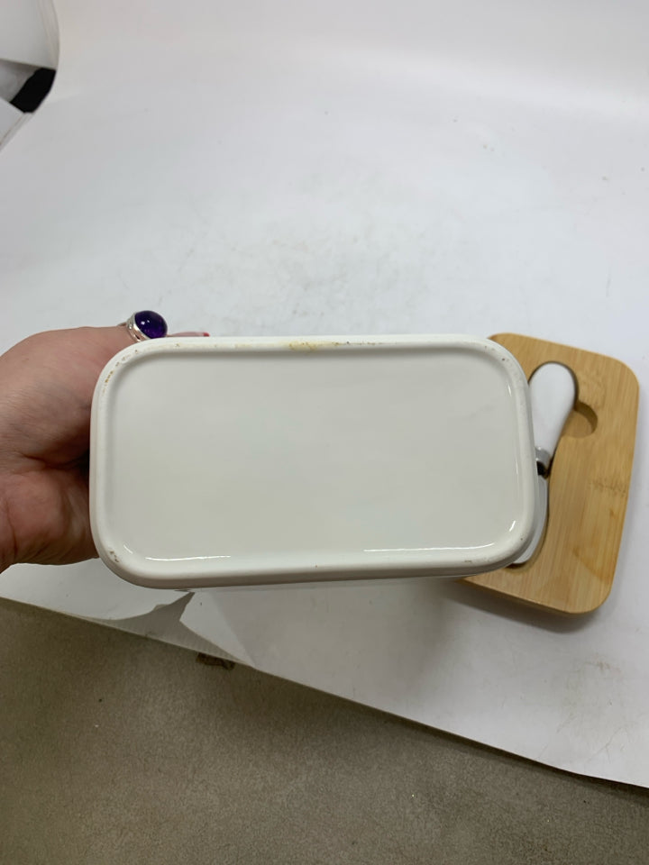 CERAMIC BUTTER DISH W/ WOOD TOP/KNIFE.