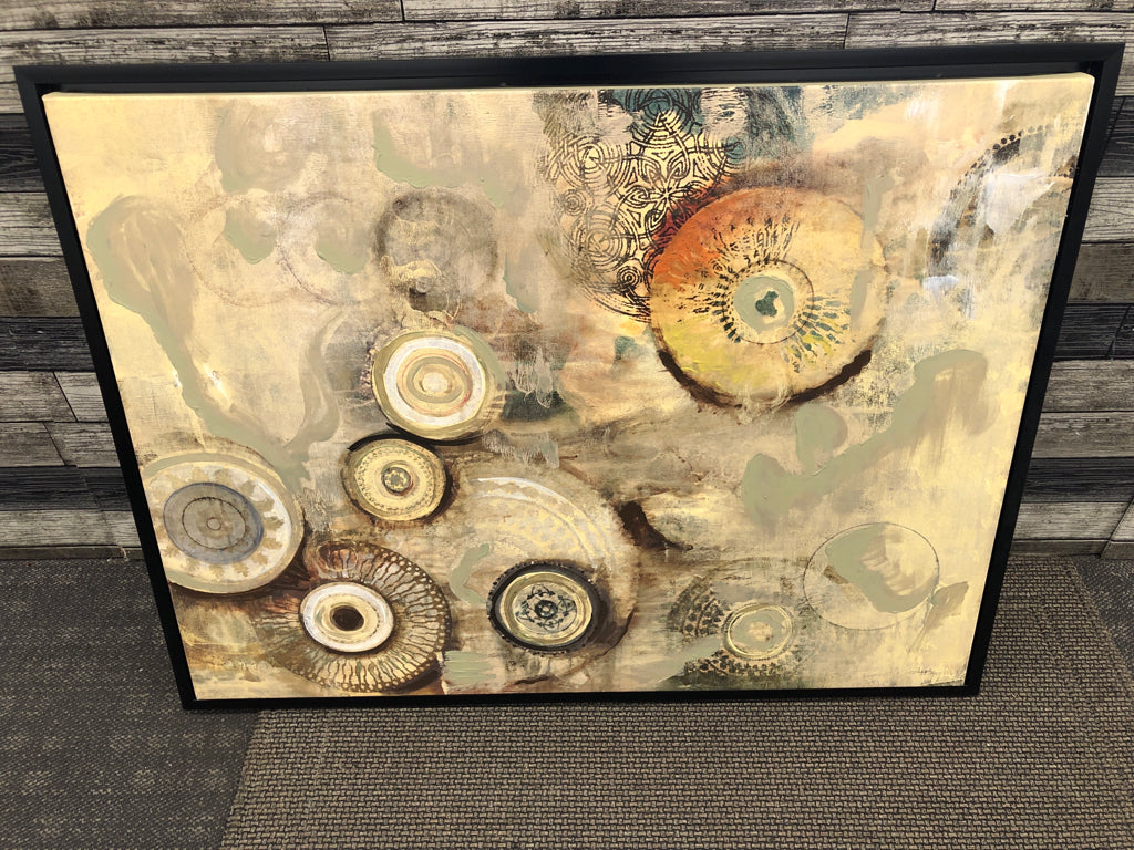LARGE GREY/GREEN CIRCLE ABSTRACT WALL HANGING IN BLACK FRAME.
