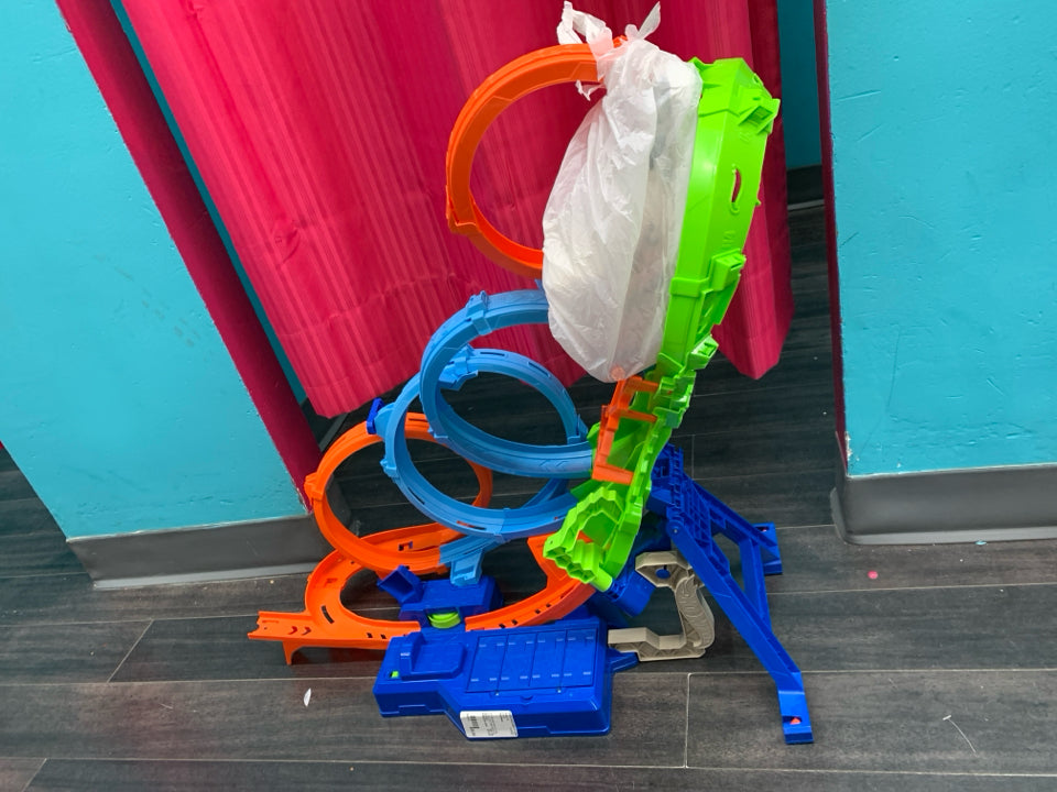 Hot Wheels Action 4 Loop Crash Out Track Set w/ car