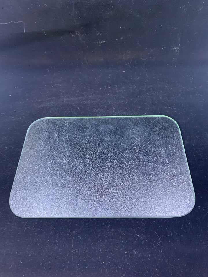 SMALL GLASS CUTTING BOARD.