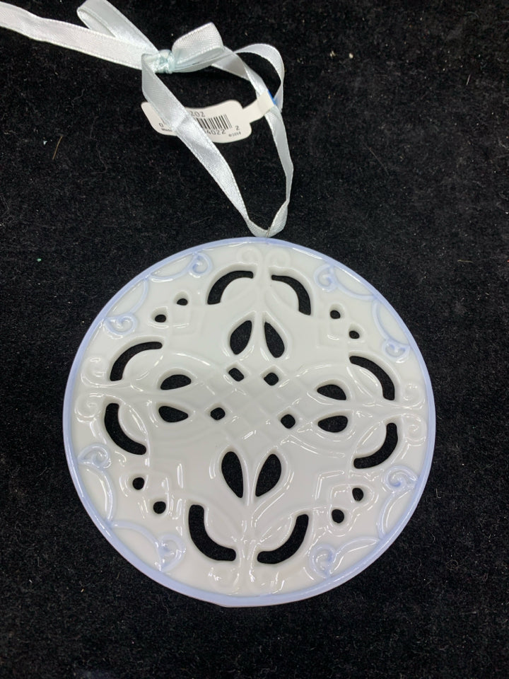 CERAMIC WHITE BLUE EDGE CIRCLE ORNAMENT.