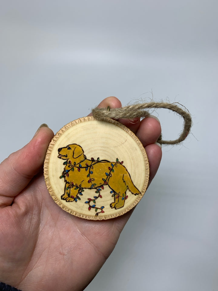 SMALL WOOD SLAB W/ PAINTED GOLDEN RETRIEVER.