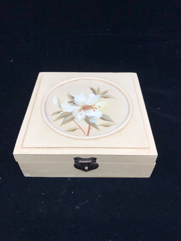 WHITE LILLY ON CREAM TRINKET BOX W LATCH.