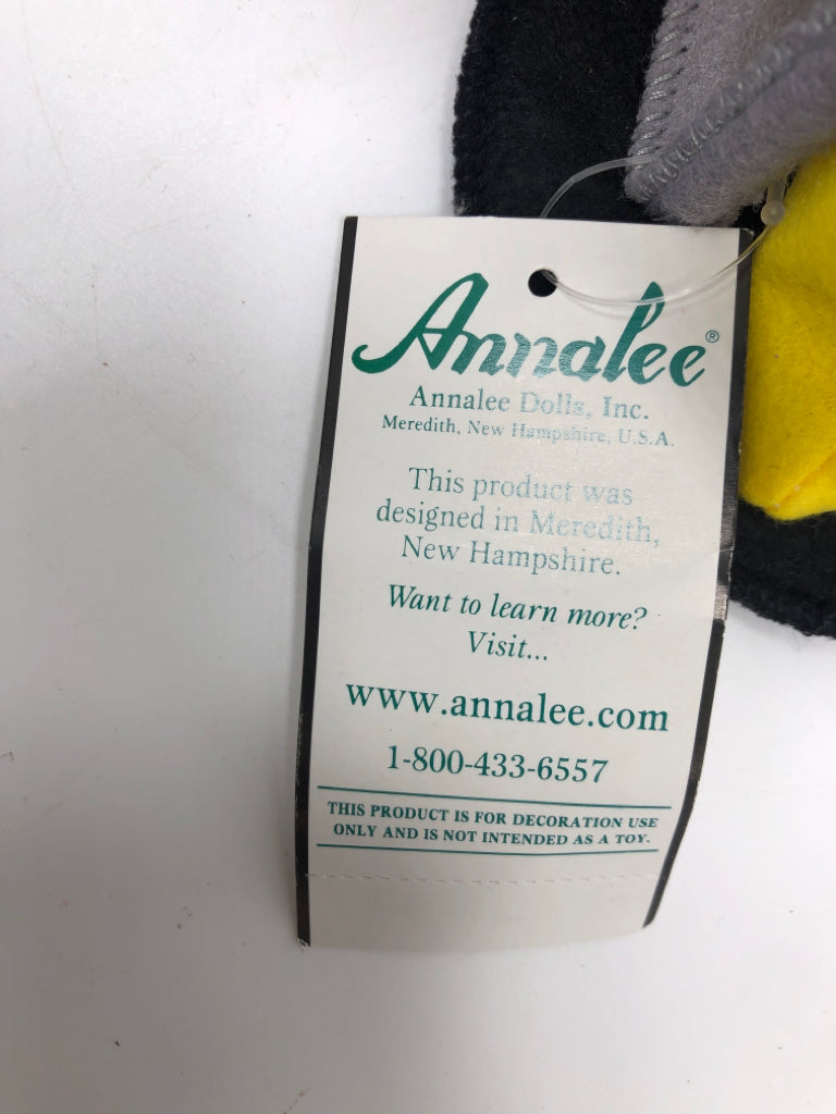 NWT ANNALEE BAT W/CANDY CORN.