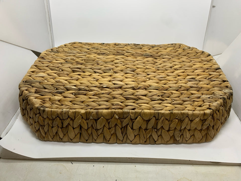 SHALLOW WOVEN BASKET TRAY.
