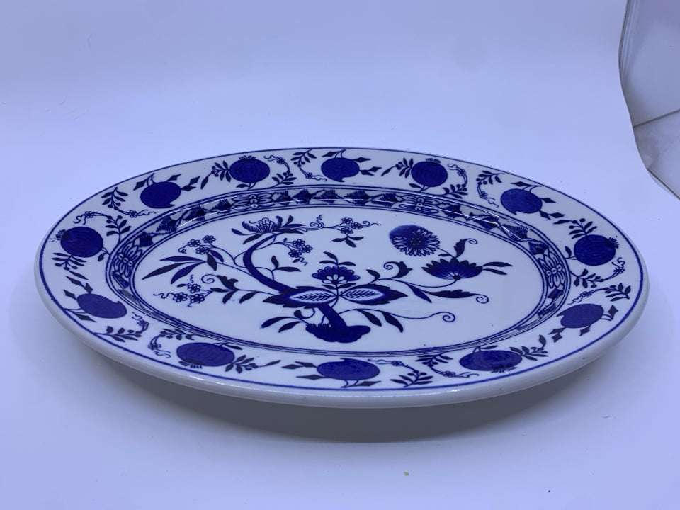 BLUE AND WHITE ONION FLOWER OVAL SERVING TRAY.