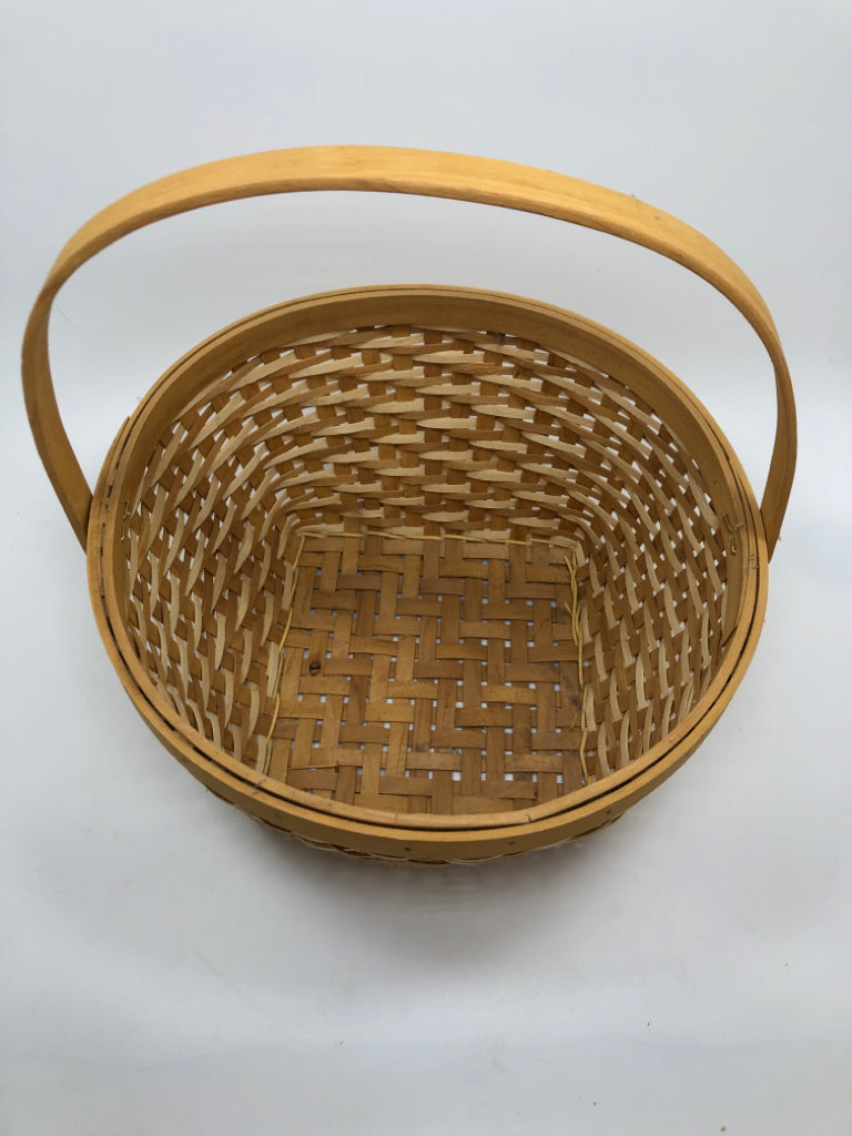 BEIGE & CREAM CIRCULAR WICKER BASKET.