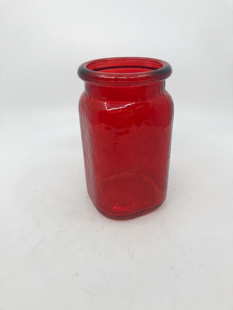 RED GLASS MASON JAR VASE.