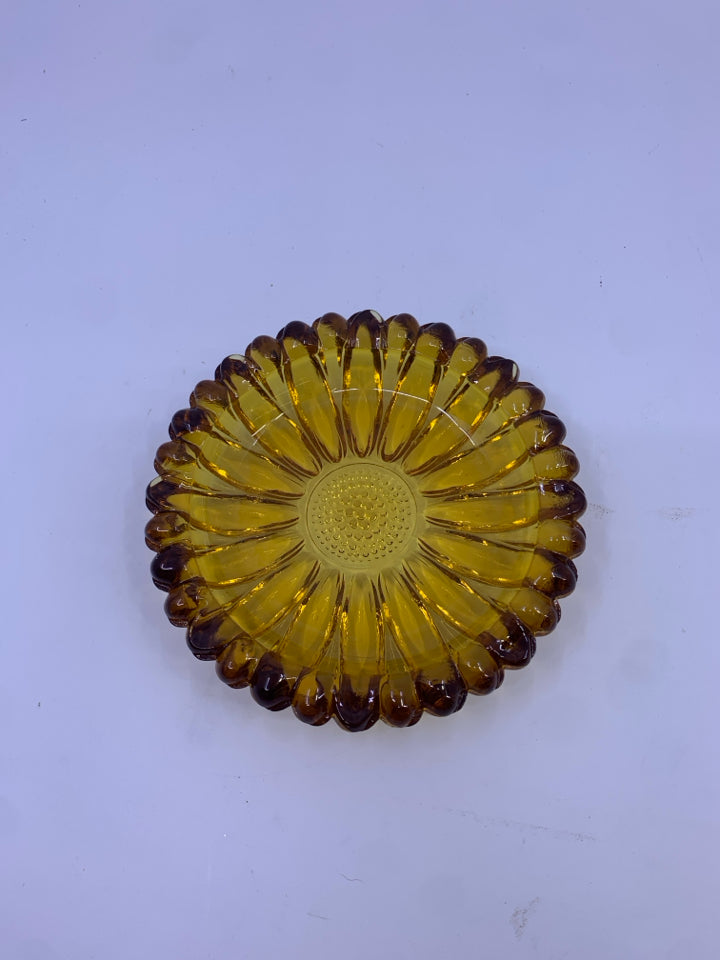 VTG AMBER GLASS FLOWER SHAPED CATCH ALL DISH.