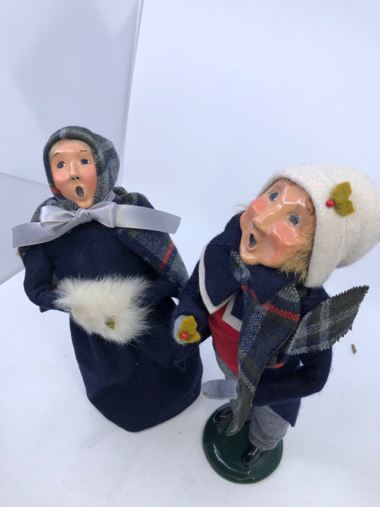 2pc BYERS' CHOICE CAROLER COUPLE- NAVY + PLAID- 1988.