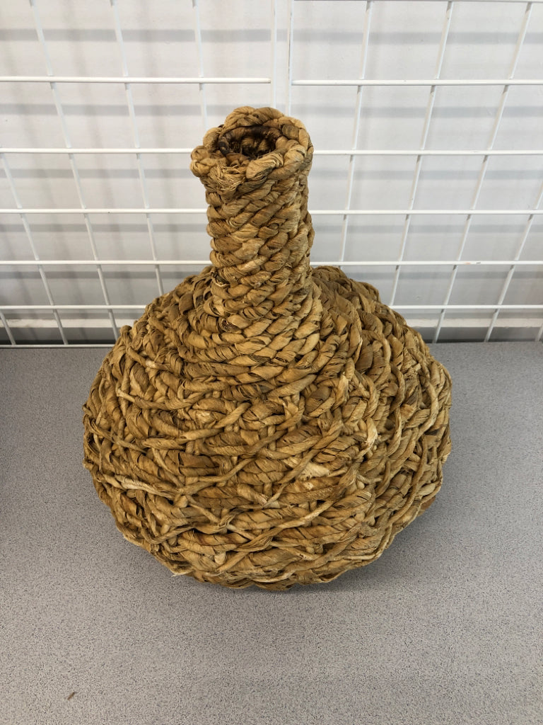 LG WICKER DECORATIVE VASE.