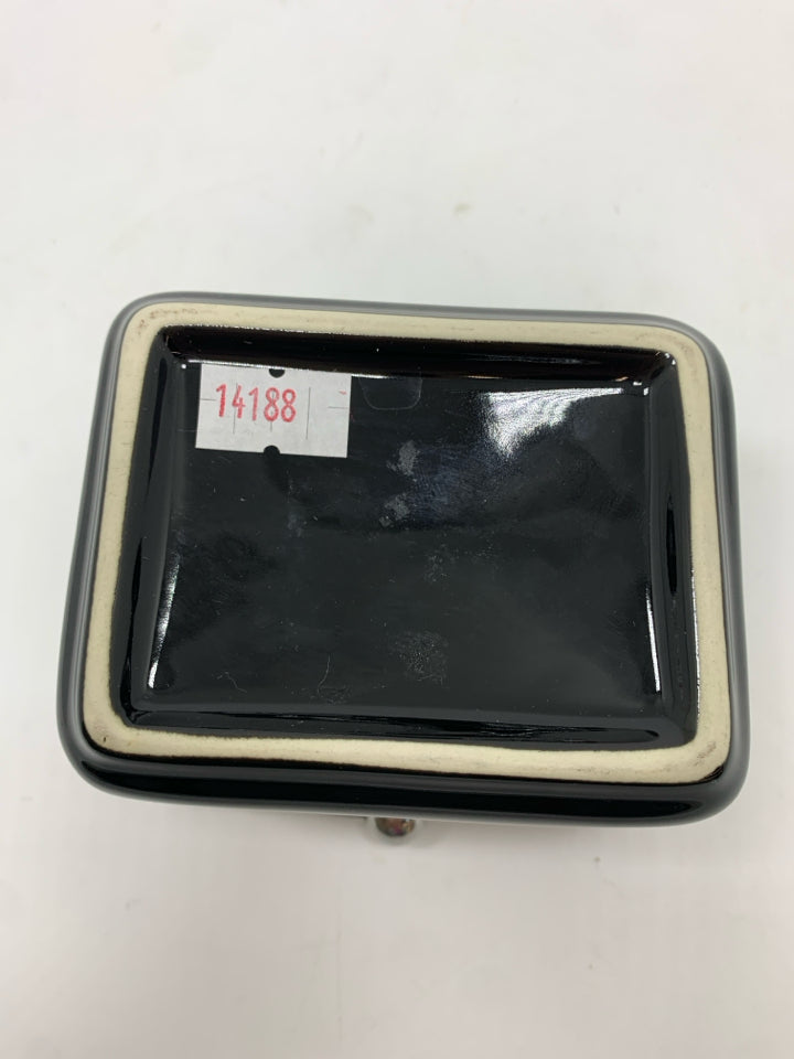 BLACK CERAMIC BASKET W/METAL HANDLE.