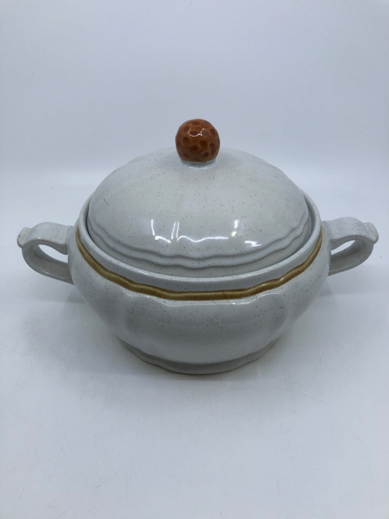 VTG SPECKLED STONEWARE DISH W LID AND HANDLES.