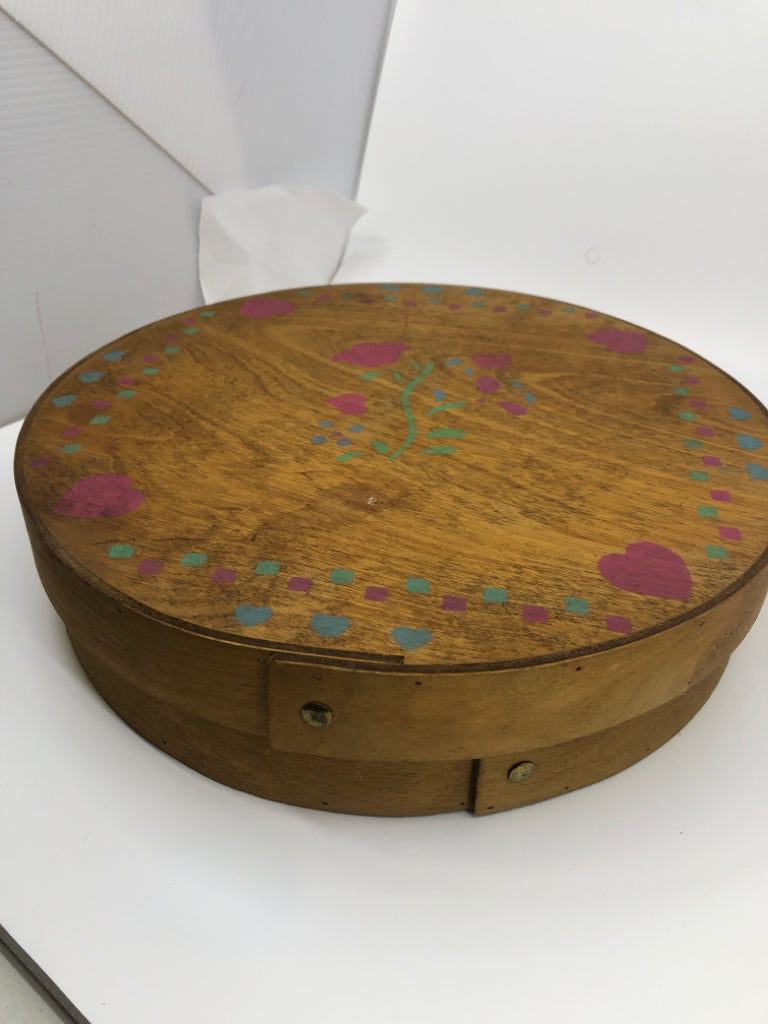 HEAVY VTG WOOD PAINTED ROUND STORAGE BOX.