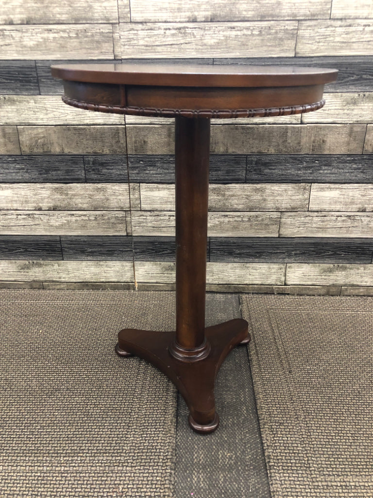 DK WOOD ROUND PEDESTAL SIDE TABLE.