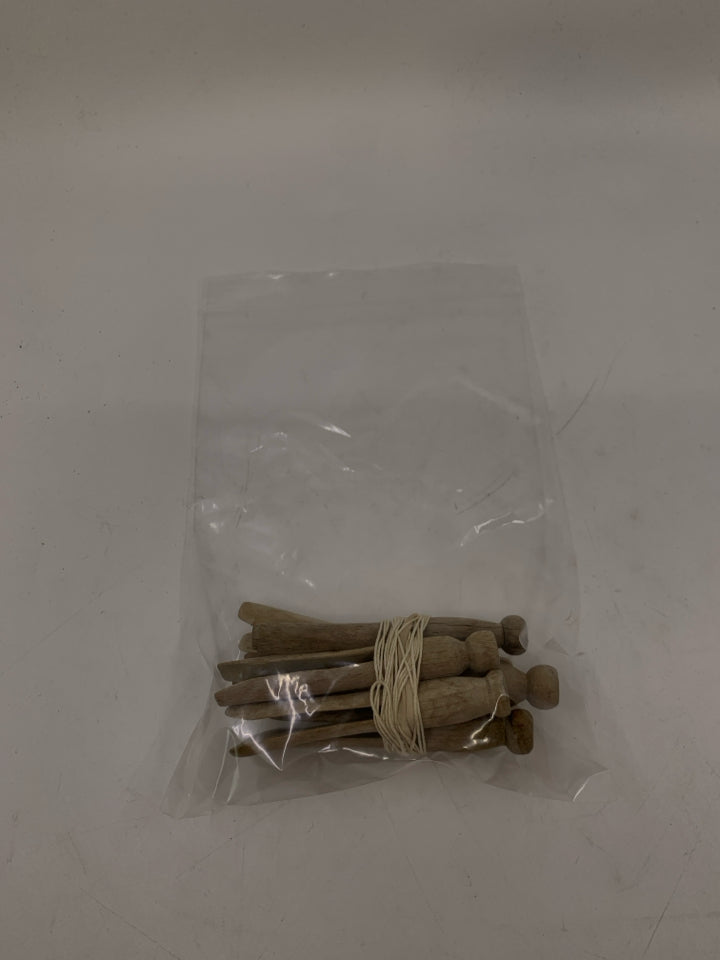 A BUNCH OF WOOD CLOTHES PINS IN BAG.