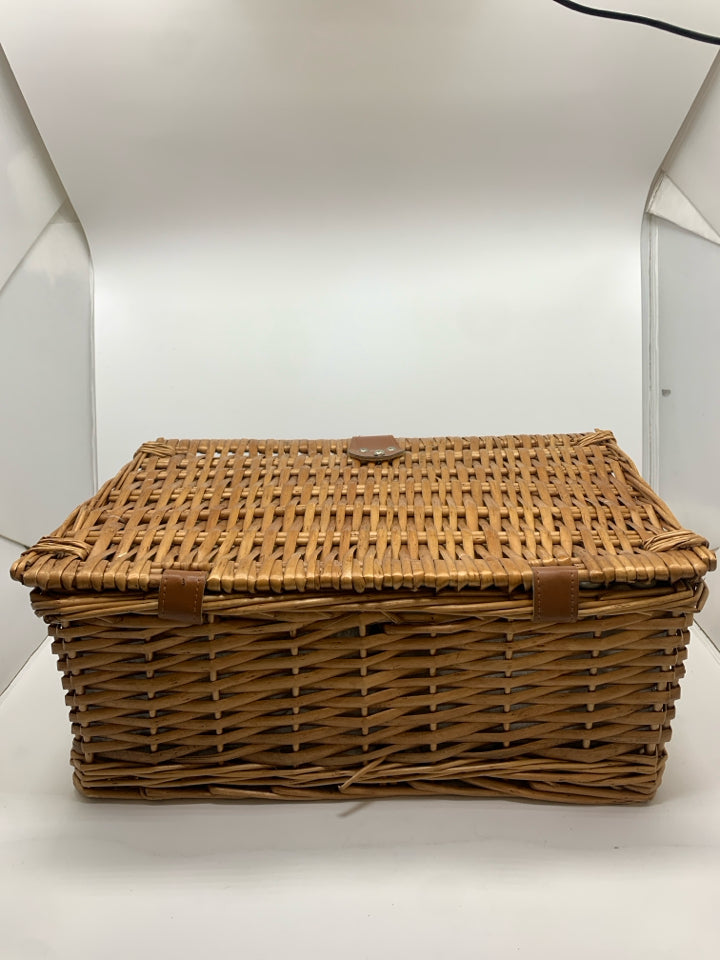 WICKER BASKET PICNIC FOR 2 SET W/FABRIC LINER.