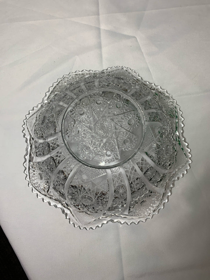 VTG GLASS SERVING BOWL W/ SAWTOOTH EDGE.