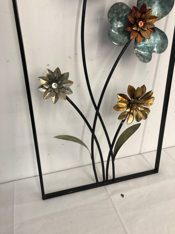 BLACK METAL FLORAL WALL HANGING.