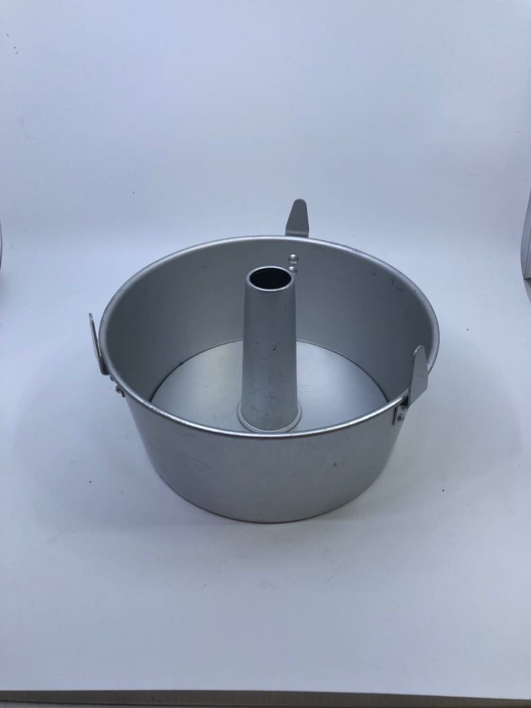 METAL 2PC BUNDT PAN.