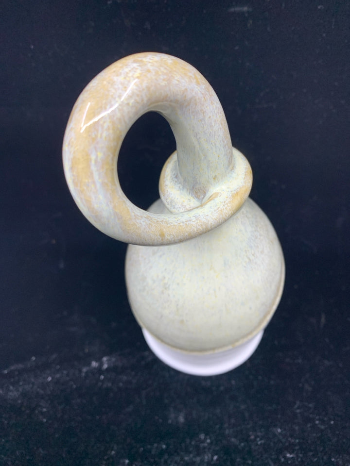 WHITE AND GREY POTTERY CUP HORN.