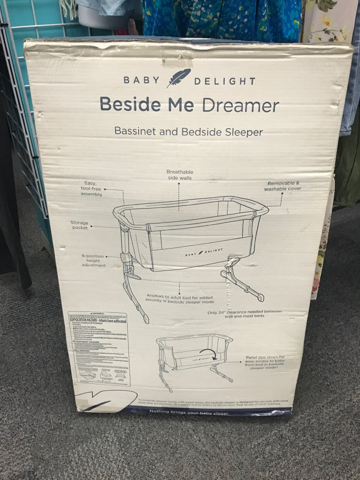 NIB BABY DELIGHT BESIDE ME DREAMER BASSINET AND BEDSIDE SLEEPER