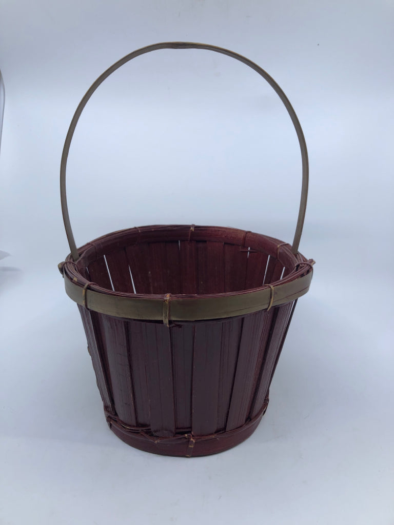 DARK BASKET W/PEAR DESIGN & HANDLE.