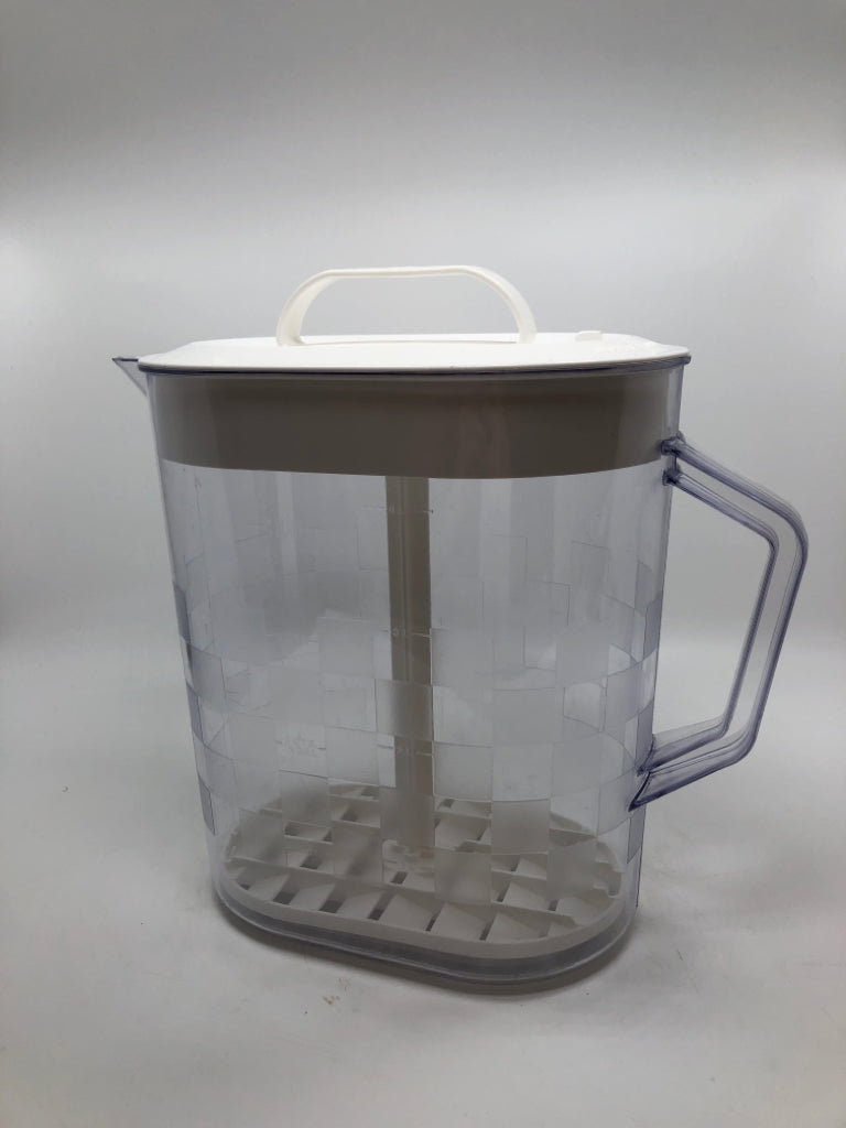 PAMPERED CHEF QUICK STIR PITCHER.