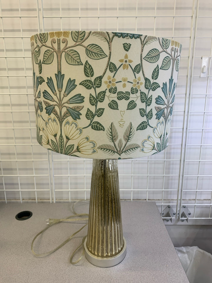 GREEN & CREAM FLORAL LAMP W/RIBBED METALLIC BASE.