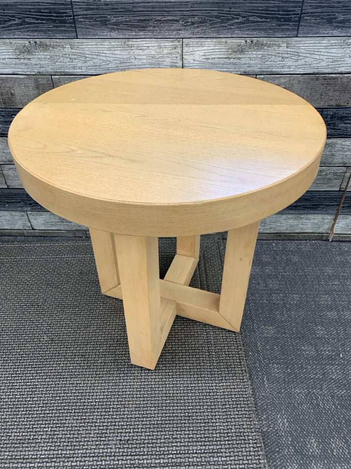 ROUND LIGHT WOOD SIDE TABLE.