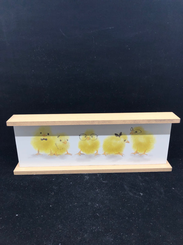 CHICKS WOOD TABLE DECOR.