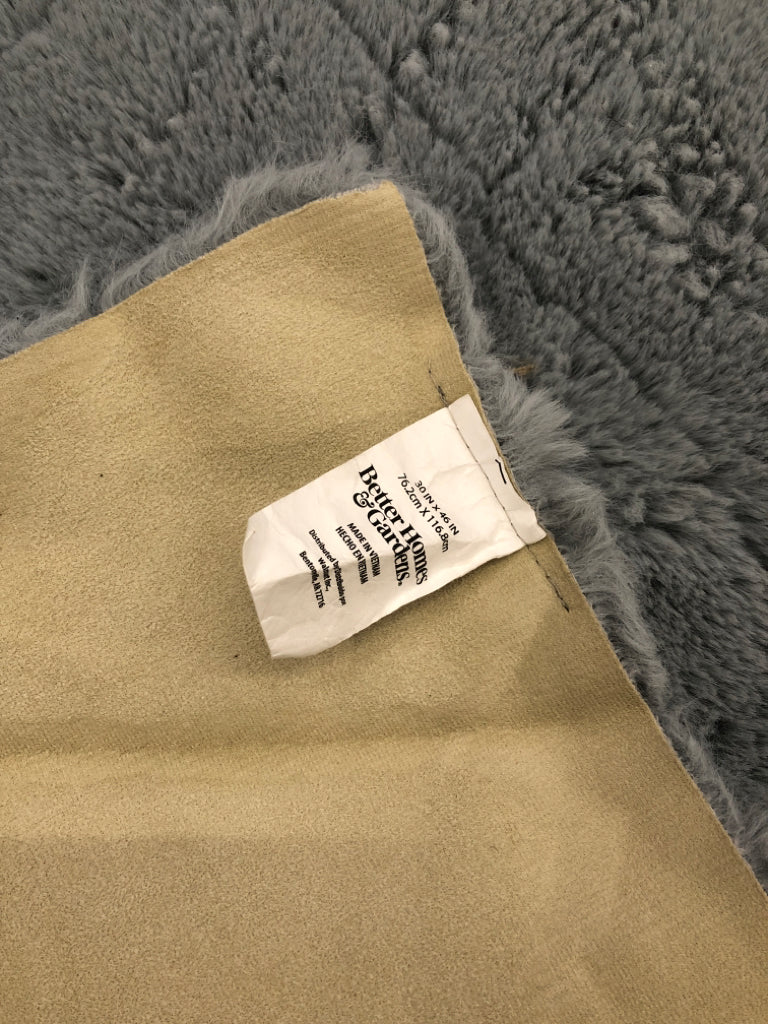 GREY RECTANGLE FLUFFY RUG.