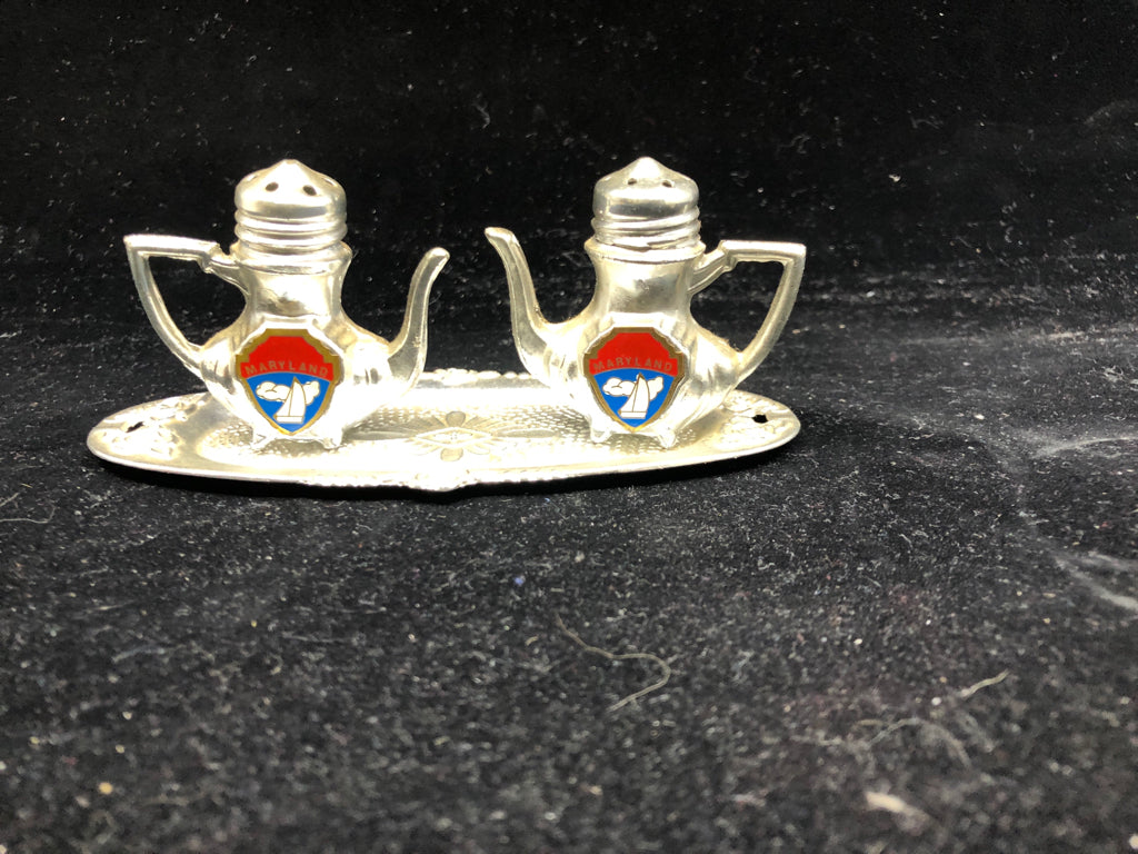 2 MARYLAND TEAPOT SALT + PEPPER W TRAY.