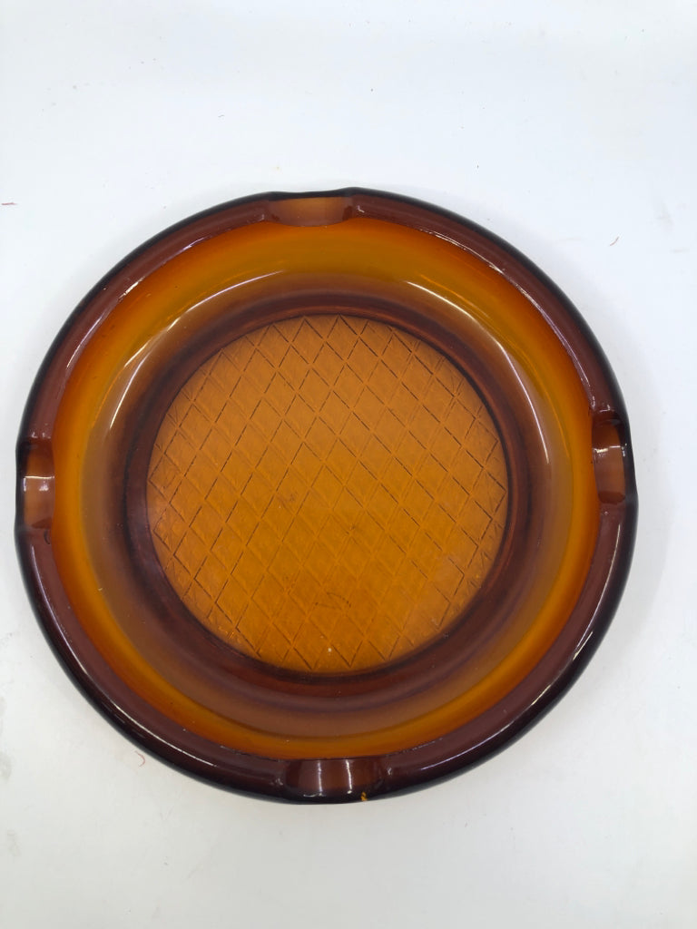 VTG AMBER GLASS ASHTRAY.